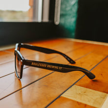 Load image into Gallery viewer, The side view of the black Boulevard Sunglasses
